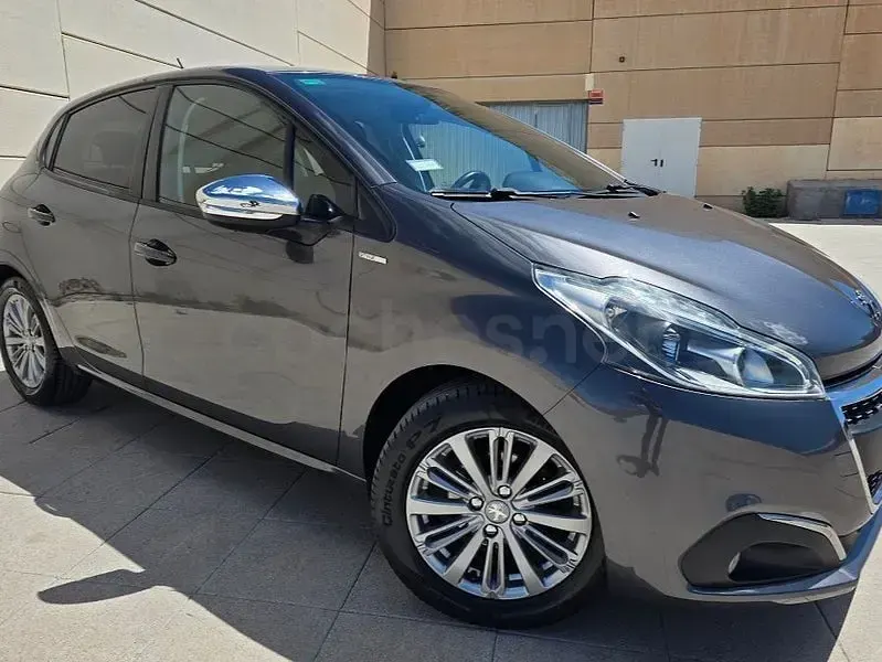 Usado Peugeot 208 Style 82 CV (60 kW) 2018 Marrón Utilitario