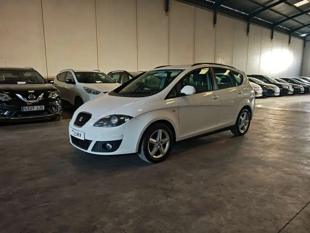Usado Seat Altea XL Style 105 CV (77 kW) 2012 Blanco Monovolumen
