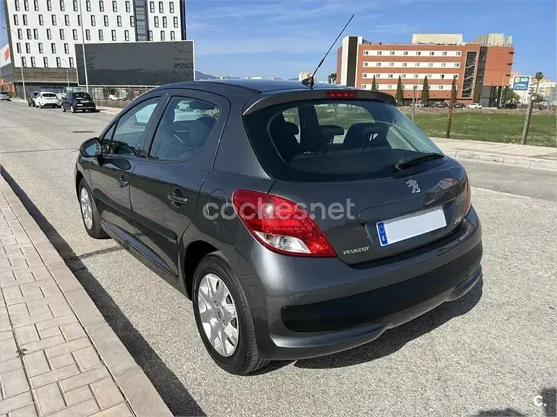 Usado Peugeot 207 70 CV (51 kW) 2010 Gris / plata Berlina