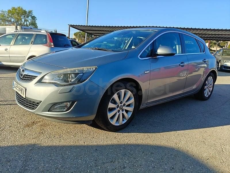 Usado Opel Astra Excellence 165 CV (121 kW) 2012 Gris / plata Berlina
