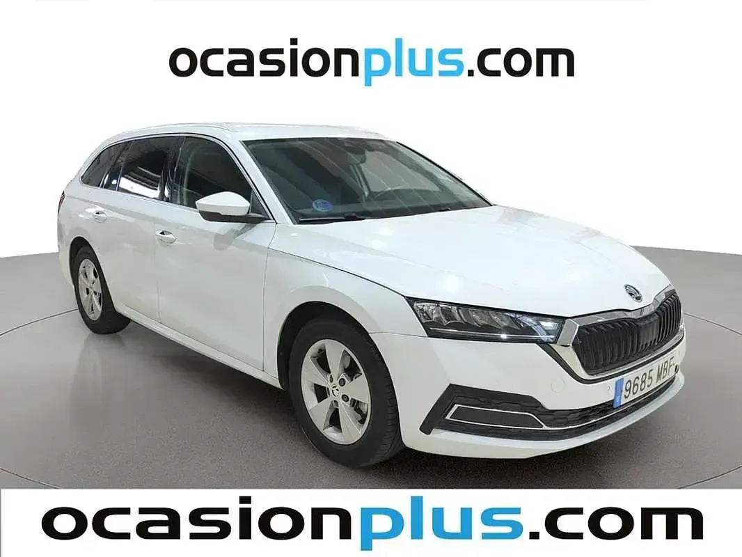 Usado Skoda Octavia Ambition 110 CV (80 kW) 2022 Blanco Familiar