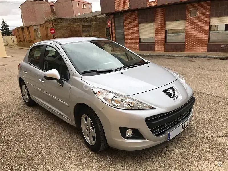 Usado Peugeot 207 Business-Line 70 CV (51 kW) 2012 Gris / plata Berlina