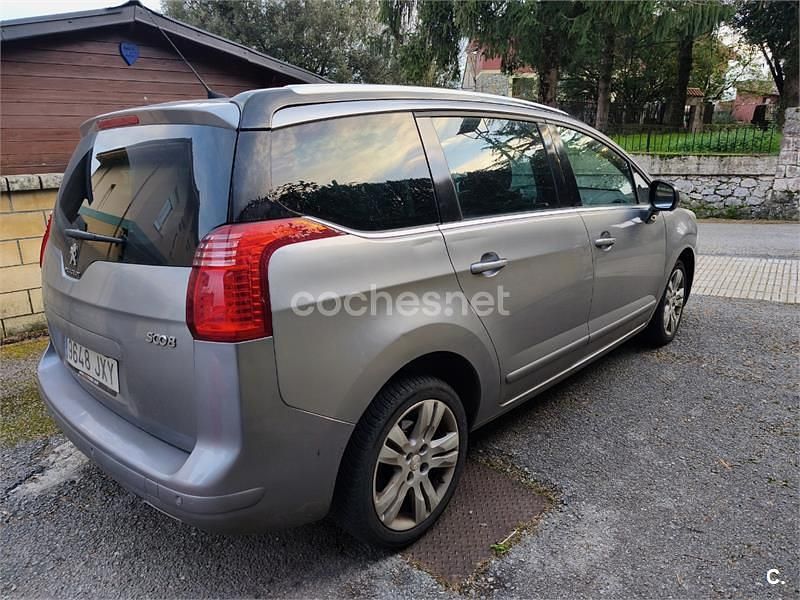 Usado Peugeot 5008 Allure 120 CV (88 kW) 2017 Gris / plata Monovolumen