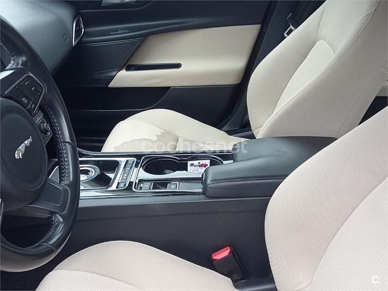 Usado Jaguar XE Prestige 180 CV (132 kW) 2017 Rojo Berlina