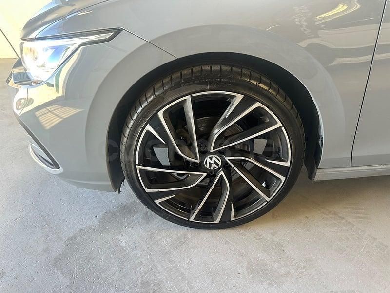 Usado VW Golf VIII 115 CV (84 kW) 2022 Gris / plata Berlina