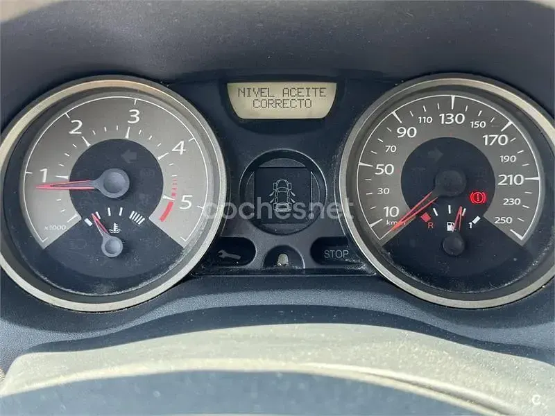 Usado Renault Mégane Authentique 85 CV (62 kW) 2007 Gris / plata Berlina