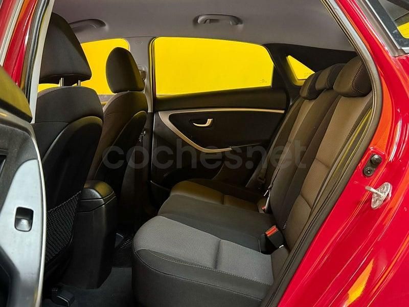 Usado Hyundai i30 110 CV (80 kW) 2012 Rojo Berlina