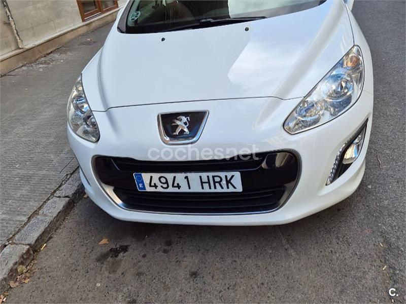 Usado Peugeot 308 Active 92 CV (67 kW) 2013 Blanco Berlina