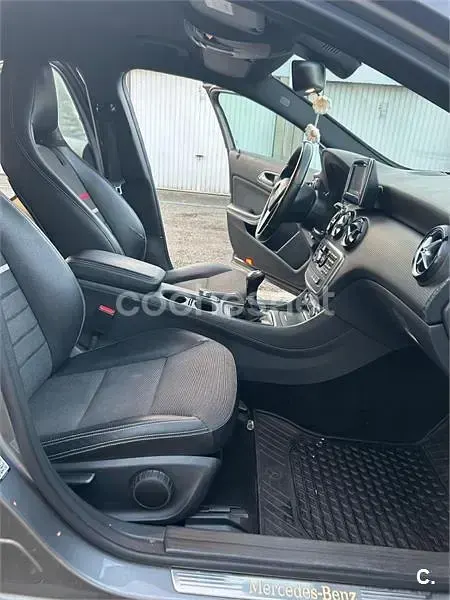 Usado Mercedes A180 Style 122 CV (89 kW) 2014 Gris / plata Berlina