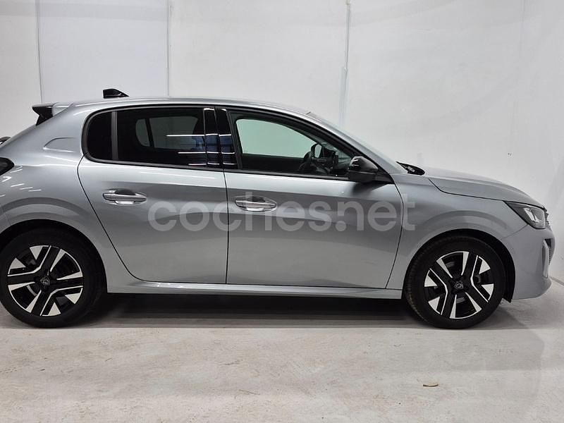 Usado Peugeot 208 Allure 100 CV (73 kW) 2025 Gris / plata Utilitario