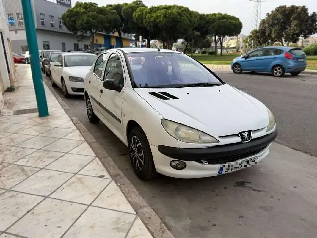 Usado Peugeot 206 69 CV (50 kW) 2002 Blanco Berlina