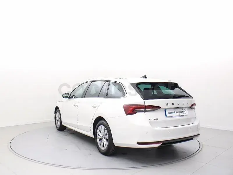 Usado Skoda Octavia Selection 116 CV (85 kW) 2026 Blanco Familiar