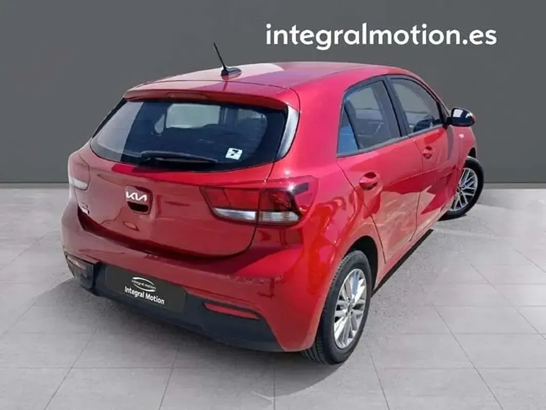 Usado Kia Rio 101 CV (74 kW) 2022 Rojo Berlina