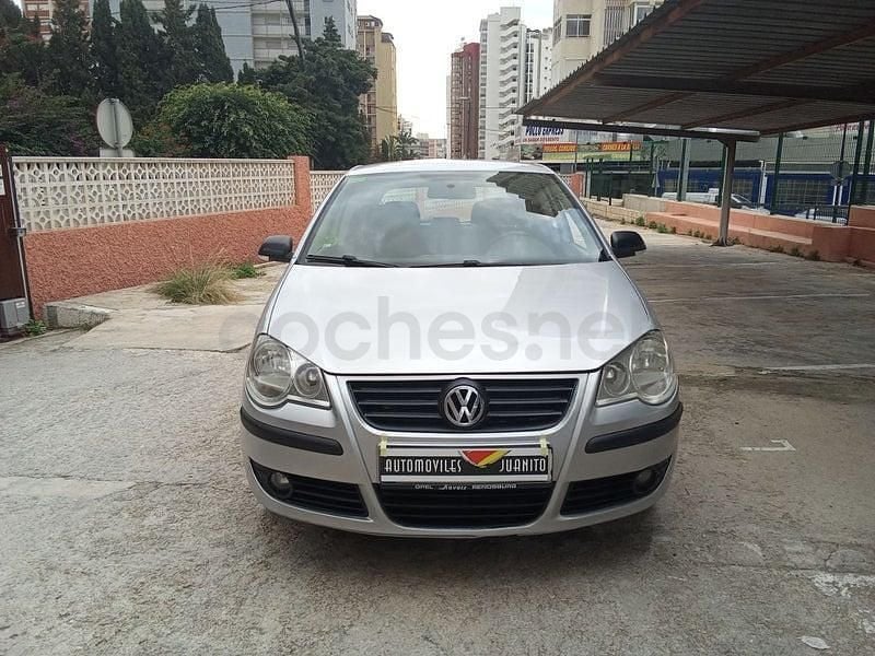 Usado VW Polo Advance 70 CV (51 kW) 2009 Gris / plata Utilitario