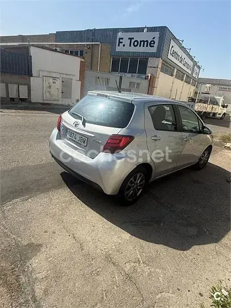Usado Toyota Yaris Active 90 CV (66 kW) 2014 Gris / plata Utilitario