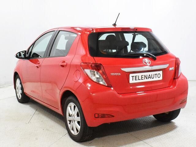 Usado Toyota Yaris City 90 CV (66 kW) 2013 Rojo Utilitario