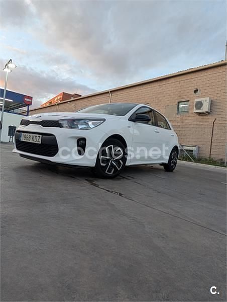 Usado Kia Rio Plus 84 CV (61 kW) 2017 Blanco Berlina