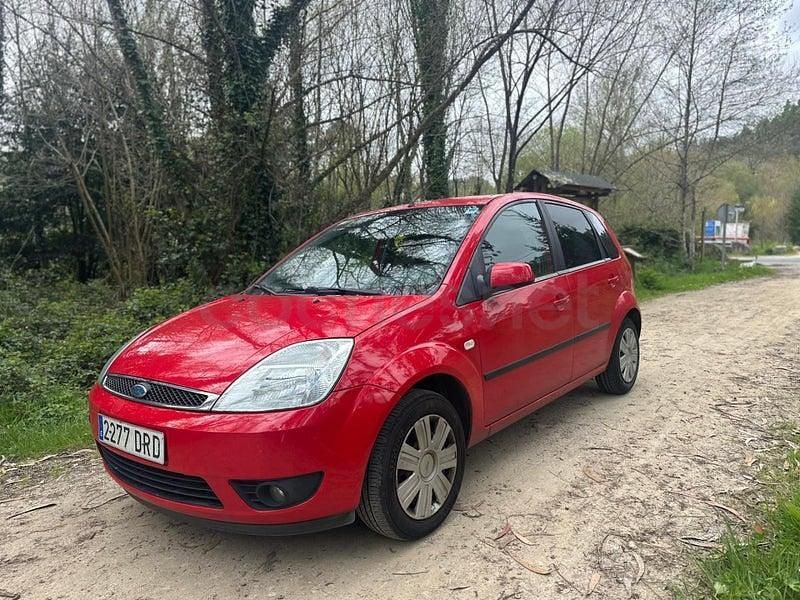 Usado Ford Fiesta 68 CV (50 kW) 2005 Rojo Utilitario
