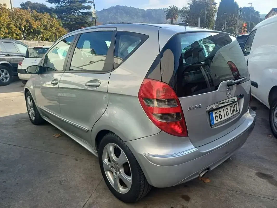Usado Mercedes A150 Avantgarde 95 CV (69 kW) 2005 Plateado Utilitario
