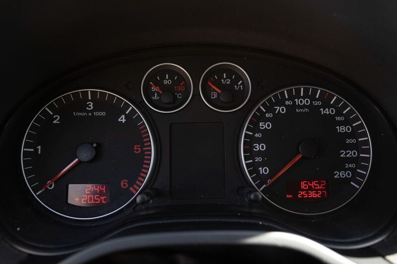 Usado Audi A3 Ambiente 140 CV (102 kW) 2005 Amarillo Utilitario