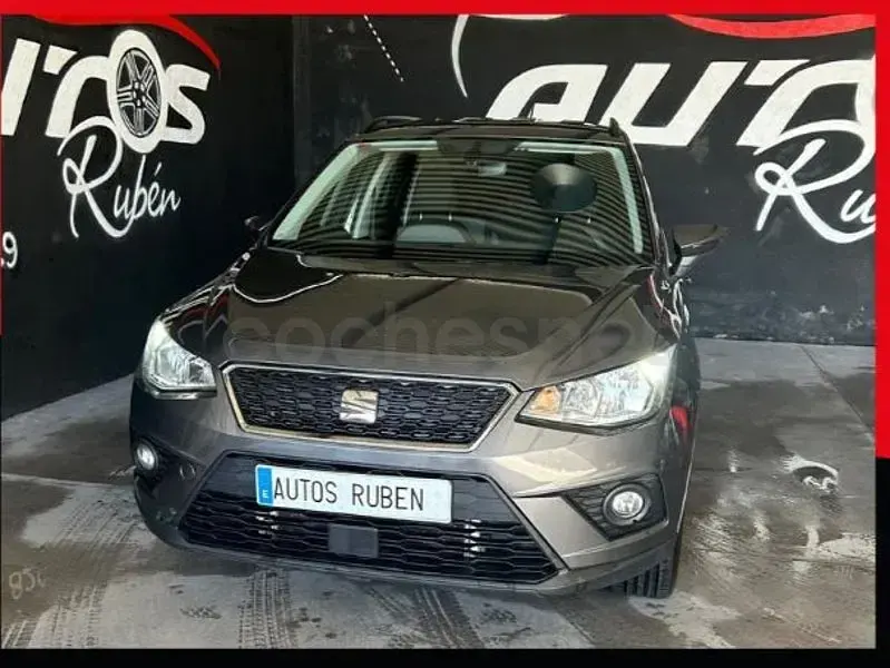 Usado Seat Arona Ecomotive 95 CV (69 kW) 2018 Gris / plata SUV