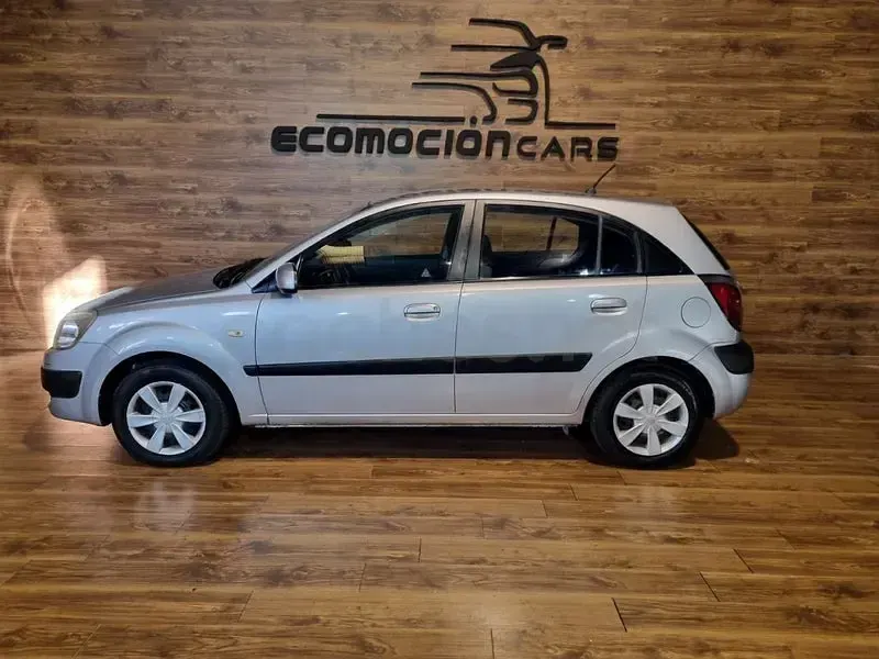 Usado Kia Rio EX 110 CV (80 kW) 2006 Gris / plata Berlina