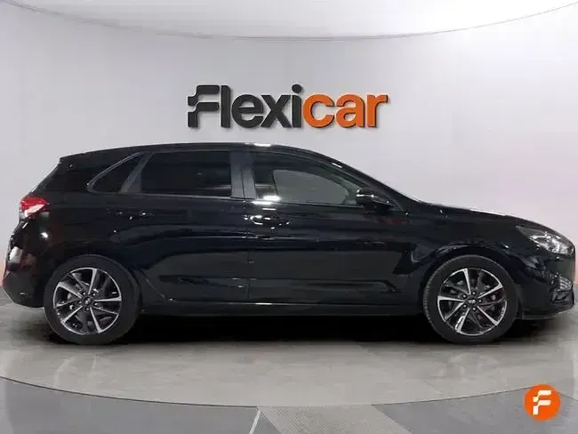 Usado Hyundai i30 110 CV (80 kW) 2024 Negro Berlina