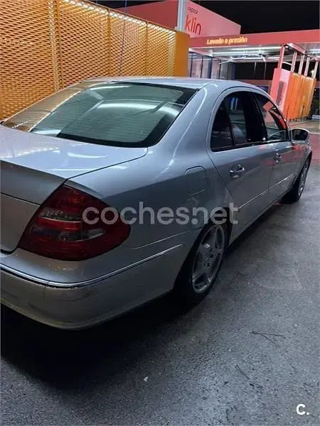 Usado Mercedes E320 Classic 224 CV (164 kW) 2003 Gris / plata Berlina