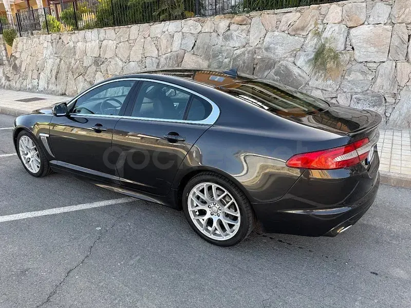 Usado Jaguar XF R-Sport 240 CV (176 kW) 2015 Negro Berlina