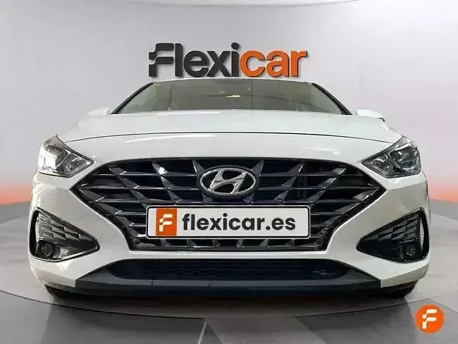Usado Hyundai i30 120 CV (88 kW) 2021 Blanco Berlina