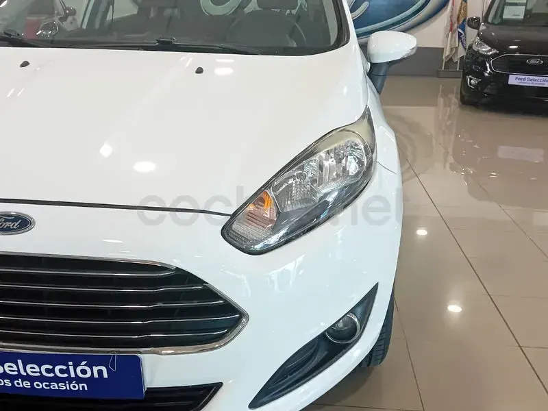 Usado Ford Fiesta Trend 75 CV (55 kW) 2015 Blanco Utilitario