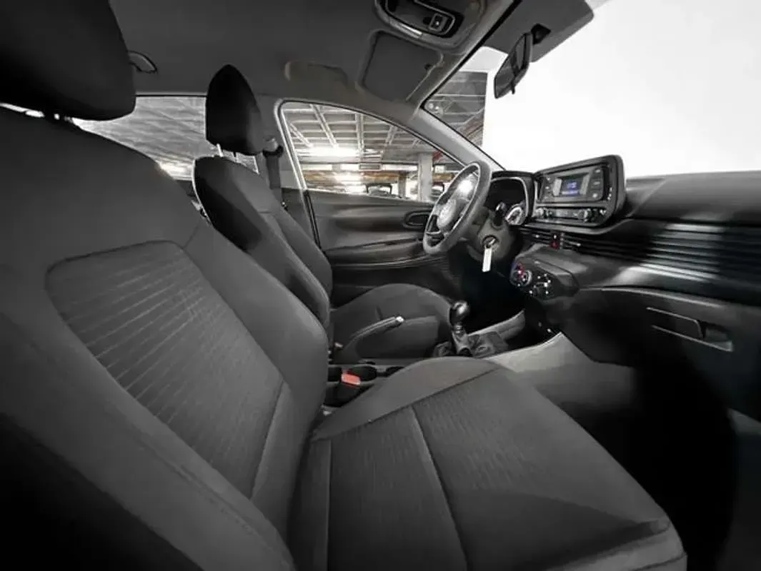 Usado Hyundai i20 84 CV (61 kW) 2022 Plateado Utilitario