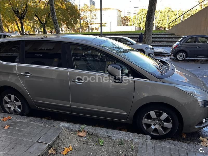 Usado Peugeot 5008 Premium 112 CV (82 kW) 2010 Beige Monovolumen
