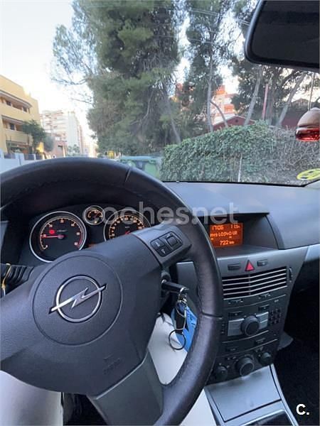 Usado Opel Astra GTC Enjoy 90 CV (66 kW) 2006 Negro Berlina
