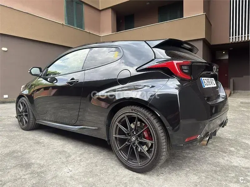 Usado Toyota Yaris 261 CV (191 kW) 2021 Negro Utilitario