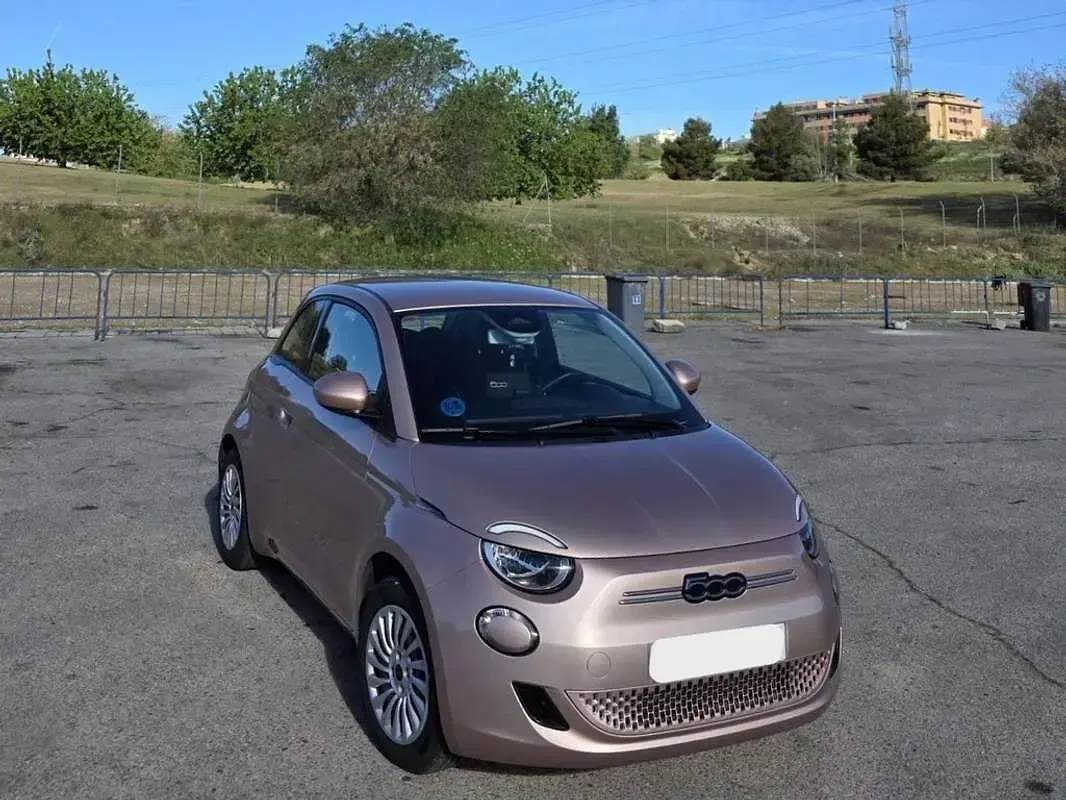 Usado Fiat 500e Action 69 kW (94 CV) 2021 Beige Utilitario