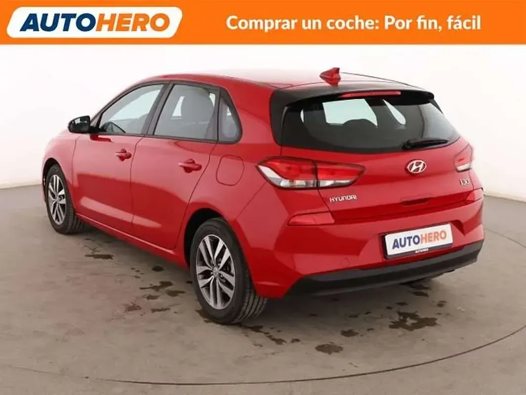 Usado Hyundai i30 120 CV (88 kW) 2019 Rojo Familiar