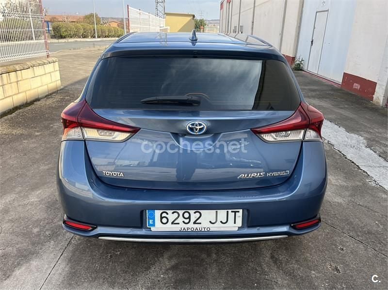 Usado Toyota Auris Hybrid Active 136 CV (100 kW) 2015 Azul Berlina