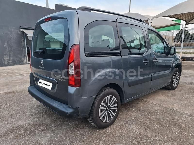 Usado Peugeot Partner Tepee Active 92 CV (67 kW) 2015 Gris / plata Monovolumen