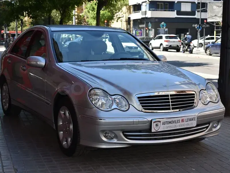 Usado Mercedes C220 Elegance 150 CV (110 kW) 2005 Gris / plata Berlina