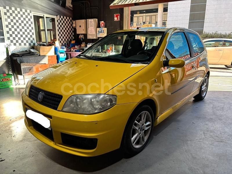 Usado Fiat Punto 95 CV (69 kW) 2004 Amarillo Berlina