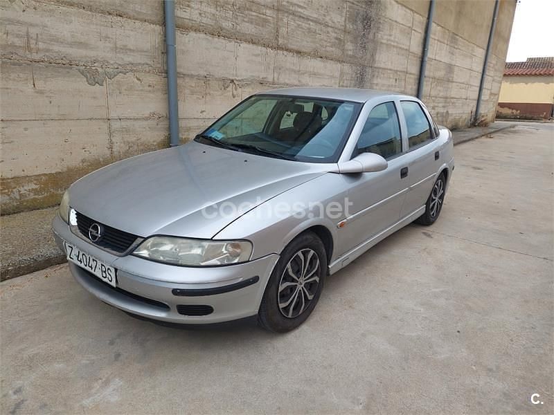 Gris / plata Usado 2000 Opel Vectra Berlina | 1400 € - Imagen 1/4
