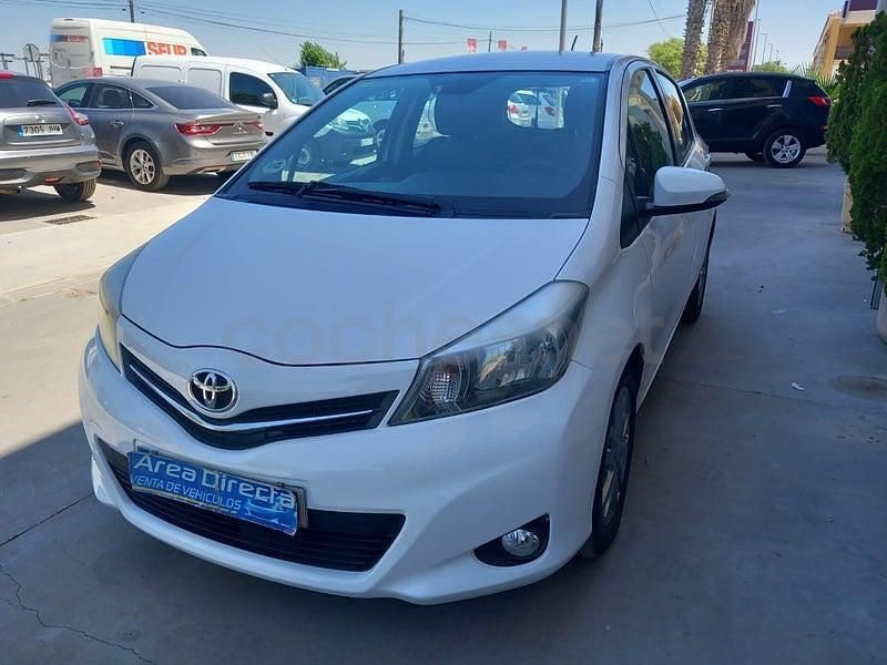 Usado Toyota Yaris Advance 90 CV (66 kW) 2014 Blanco Berlina
