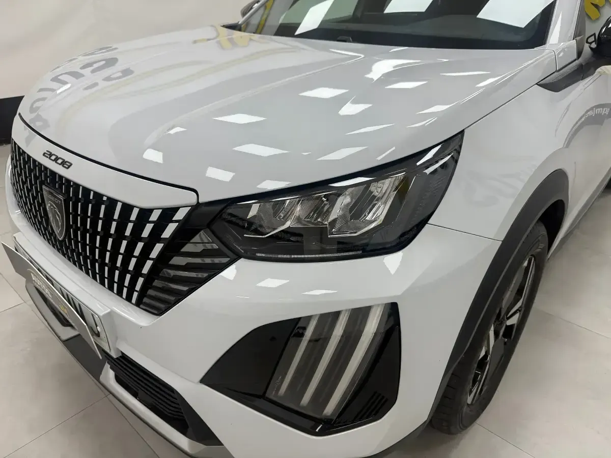 Usado Peugeot 2008 Allure 100 CV (73 kW) 2023 Gris / plata SUV