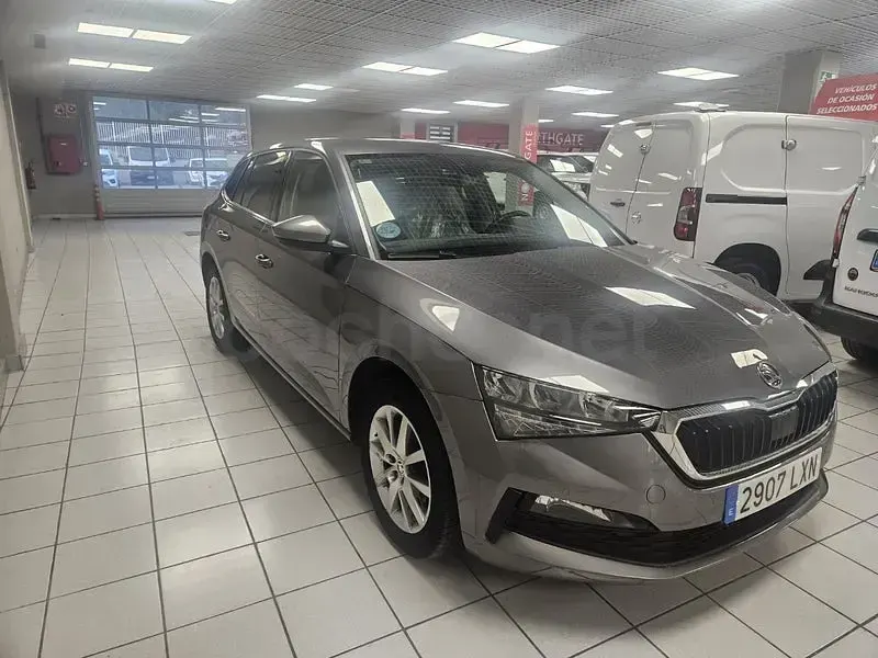 Usado Skoda Scala 95 CV (69 kW) 2022 Gris / plata Utilitario