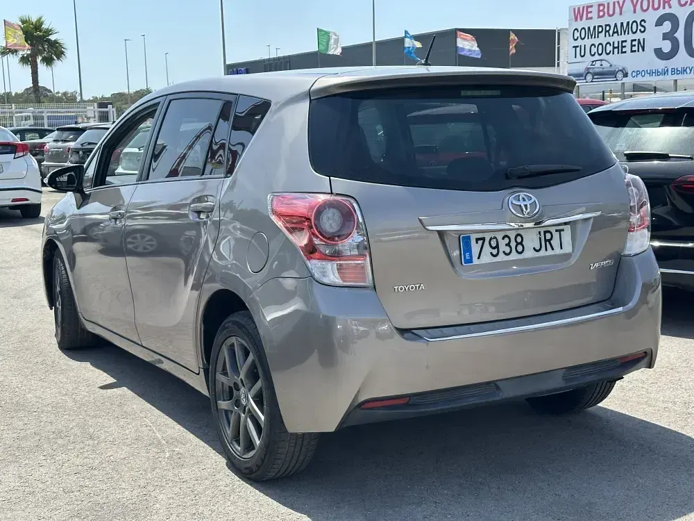 Usado Toyota Verso 111 CV (81 kW) 2016 Gris metalico Monovolumen