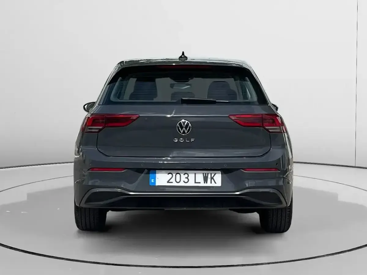 Usado VW Golf VIII 116 CV (85 kW) 2022 Gris / plata Berlina