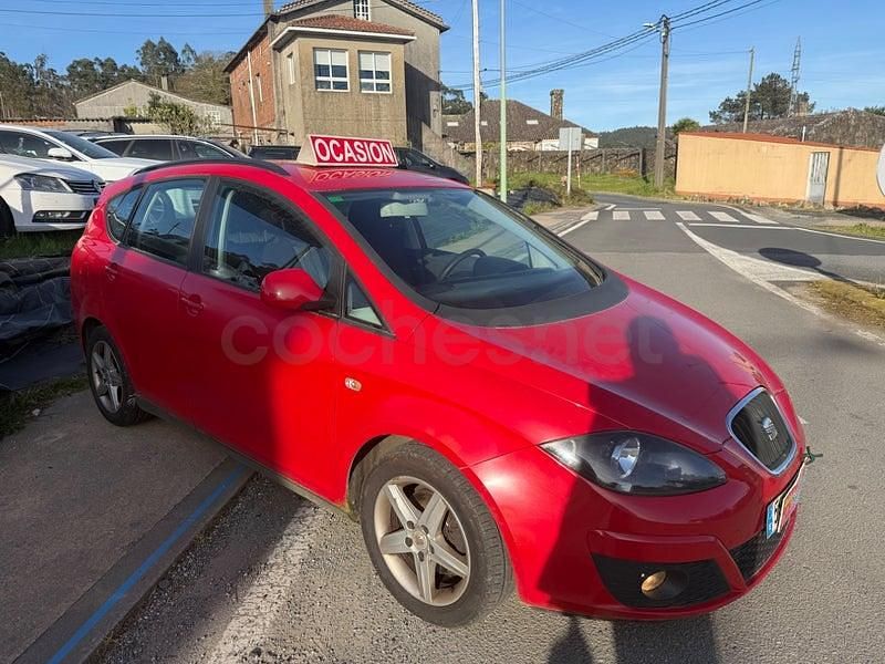 Usado Seat Altea XL Reference 105 CV (77 kW) 2010 Rojo Monovolumen