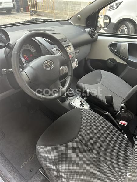 Usado Toyota Aygo 68 CV (50 kW) 2011 Blanco Utilitario