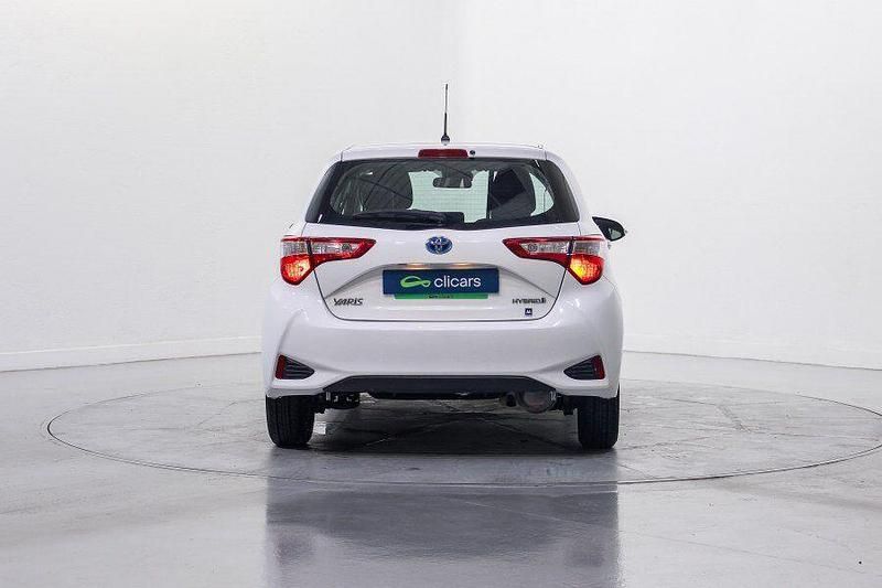 Usado Toyota Yaris Hybrid Active 100 CV (73 kW) 2019 Blanco Berlina